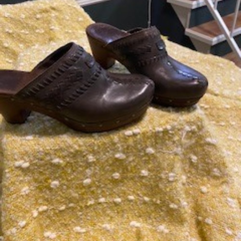 UGG CLOGS